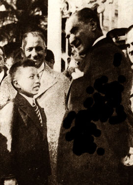 Cumhurbaşkanı Gazi Mustafa Kemal, öğrenci olan Mustafa ile İstanbul'da konuşurken (19 Eylül 1930)