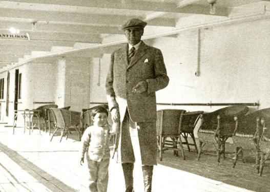 Cumhurbaşkanı Atatürk, küçük Ülkü ile Ege Vapuru'nda, Trabzon'a giderken(1937)