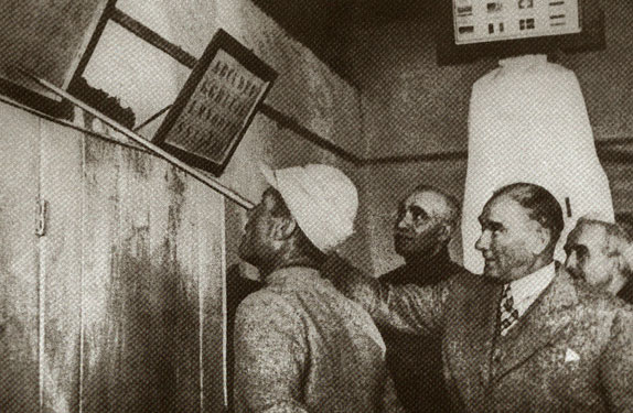 Cumhurbaşkanı Gazi Mustafa Kemal, İzmir (Gaziemir)'de bir askerî birlikte İran Şahı ve Başbakan İsmet İnönü ile bir Mehmetçiği sınav yaparken (23 Haziran 1934)